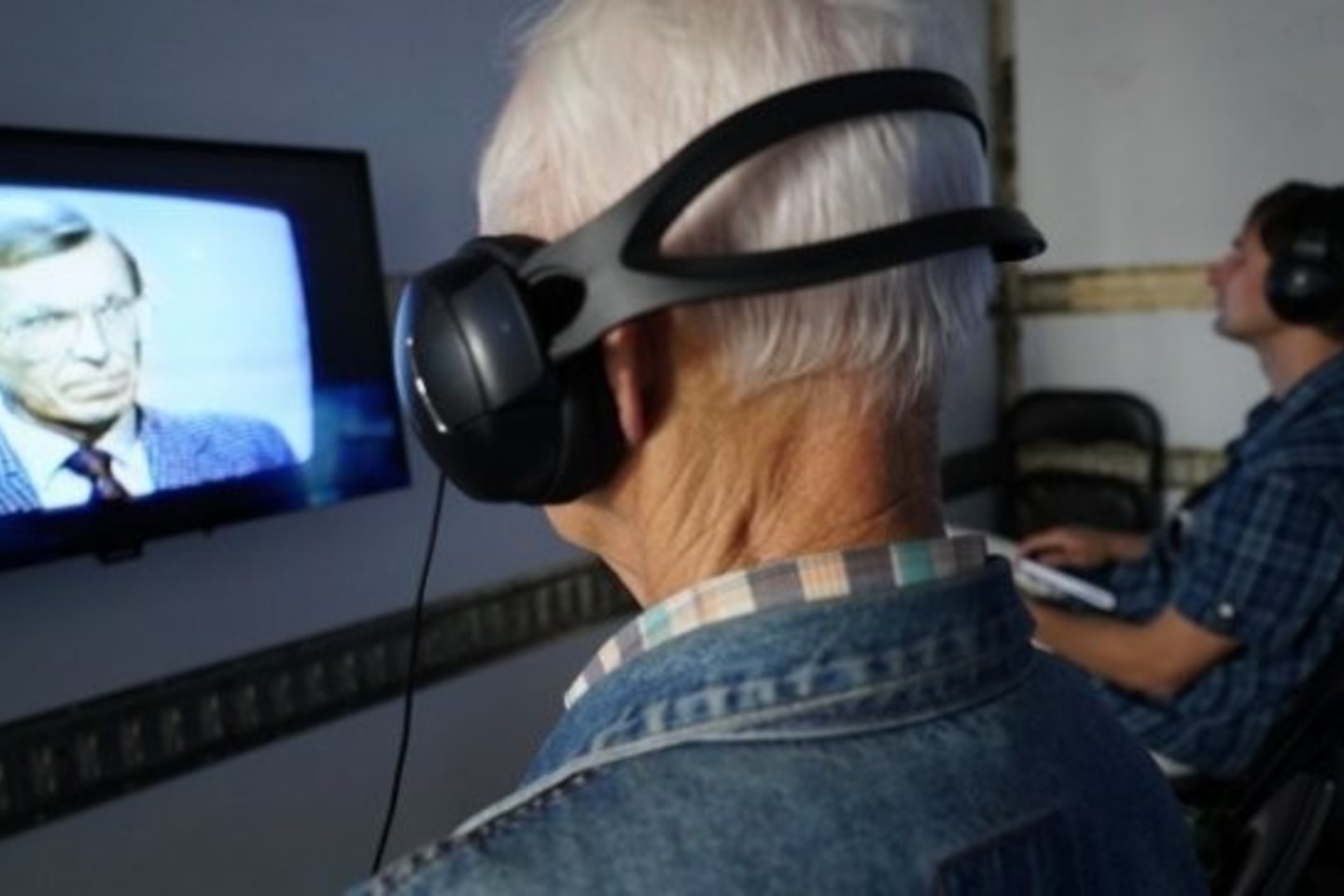 Mobiliosios kino galerijos viduje įrengtuose televizijos ekranuose rodomas lietuvių kilmės JAV kino kūrėjo ir menininko J.Meko filmas.