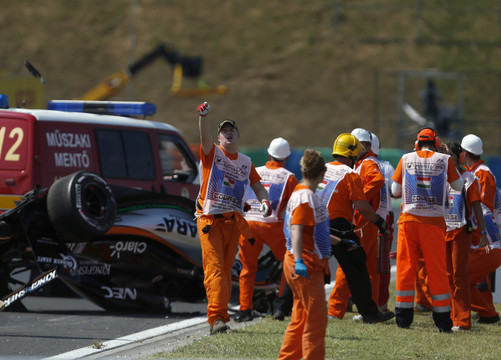 S.Perezui pavyko išvengti sužalojimų, bet bolidas buvo rimtai pažeistas.<br>AP nuotr.