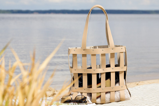 „Keep an eye leather“ – charakterį diktuojantys odos gaminiai