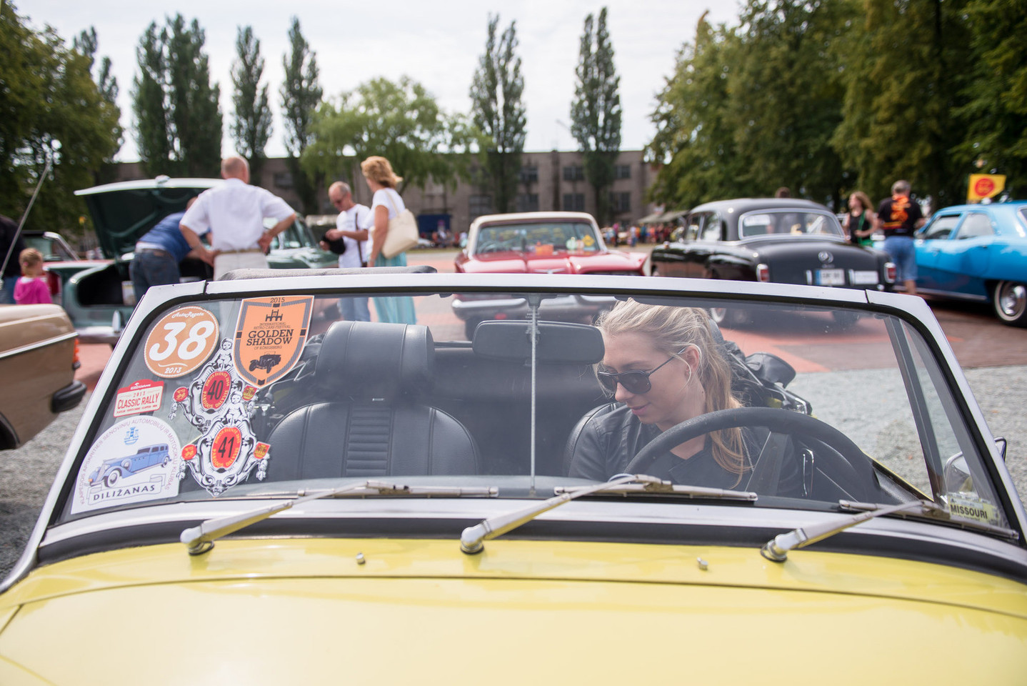Klaipėdoje Jūros šventės metu surengto senovinių automobilių parado akimirkos.<br>J.Stacevičiaus nuotr.