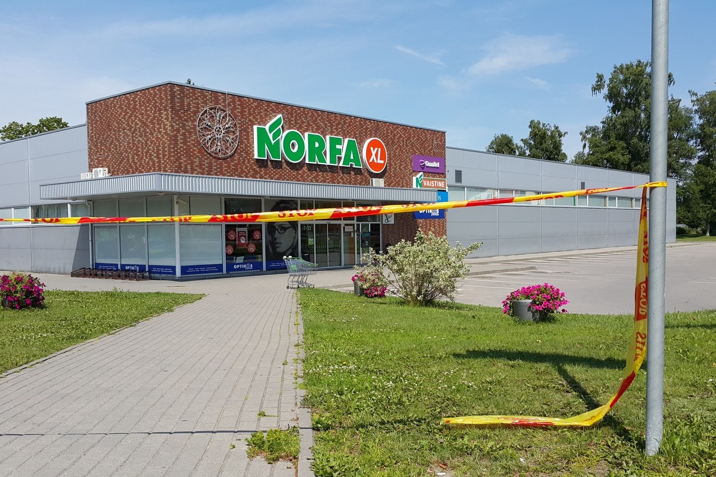 Šilalėje esančiame prekybos centre „Norfa“ šeštadienį kilo sumaištis, buvo evakuoti žmonės. Piktas pokštininkas pranešė, jog prekybos centras užminuotas.