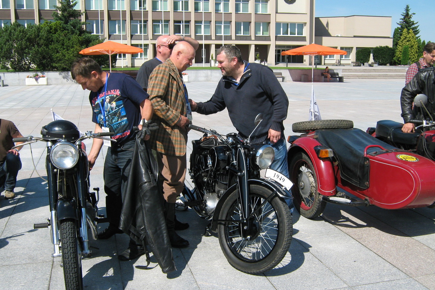 Į sąskrydį „Seni motociklai 2015“ Marijampolėje susirinko 40 entuziastų iš įvairių Lietuvos miestų. Vilnietis V.Kundrotas (kairėje), 1949 metų Iž-350 savininkas, bendrauja su Senų vežimų klubo vadovu R.D.Dulinsku.