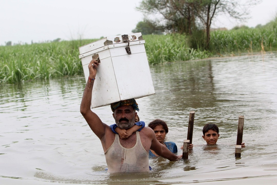 Lietaus sukelti potvyniai griovė namus ir pražudė dešimtis žmonių.<br>„AFP/Scanpix“ nuotr.