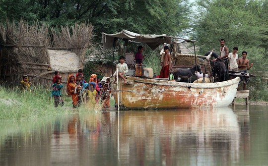 Lietaus sukelti potvyniai griovė namus ir pražudė dešimtis žmonių.<br>„AFP/Scanpix“ nuotr.