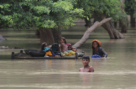 Lietaus sukelti potvyniai griovė namus ir pražudė dešimtis žmonių.<br>AP nuotr.