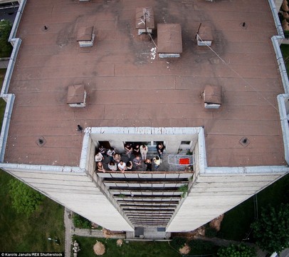 Studentai bendrabučio balkone Vilniuje.<br>K.Janulio nuotr.
