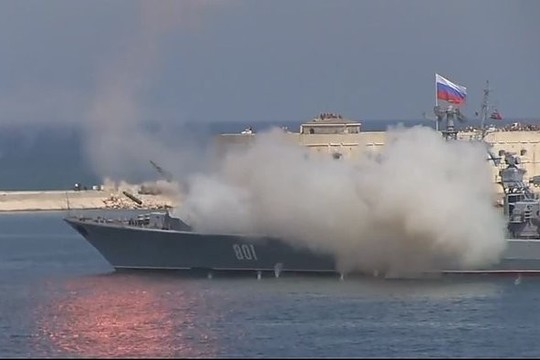 Bandė pasirodyti, bet nepavyko: raketa išlakstė į orą