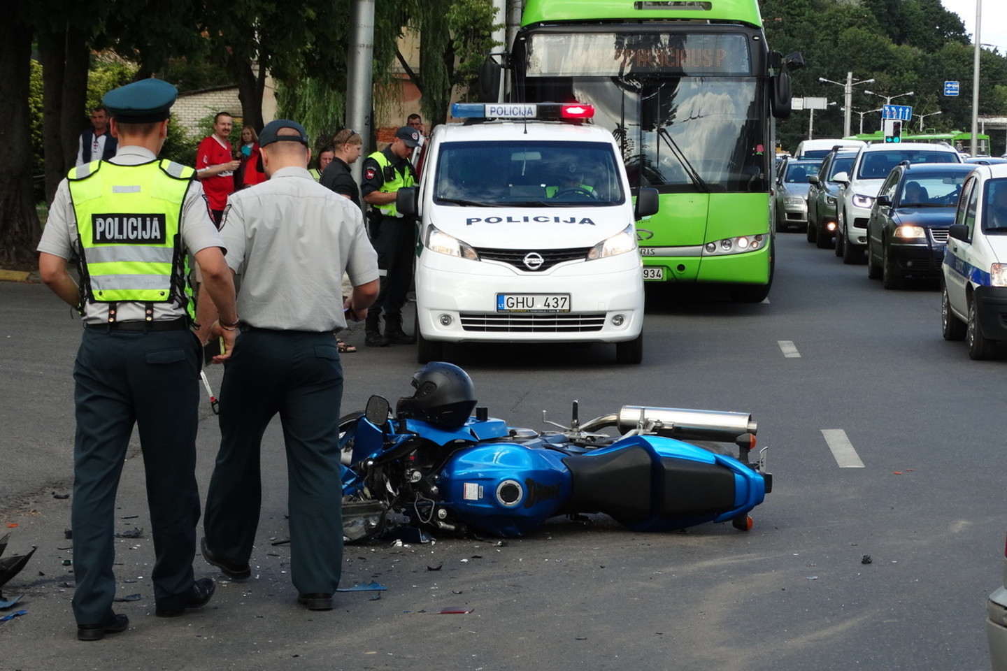 Susidūrimo būta stipraus – smarkiai apgadintas automobilis bei motociklas.