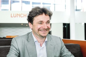 Bankininko šeima save iš naujo atrado už 10768 kilometrų