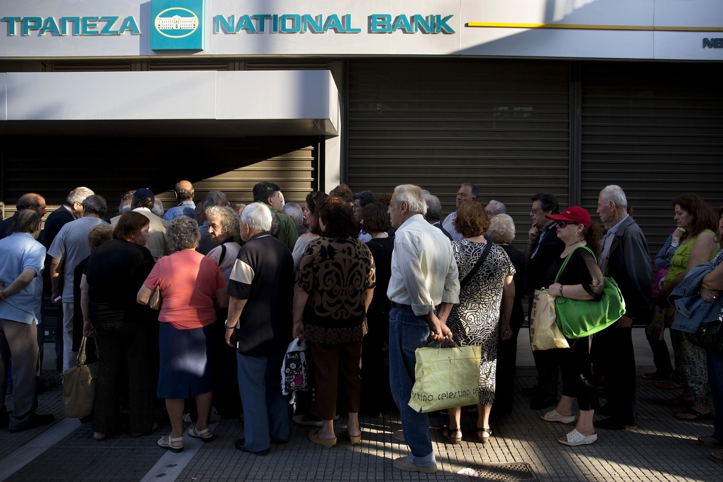 Graikai jau mėnesį yra užgulę bankus.