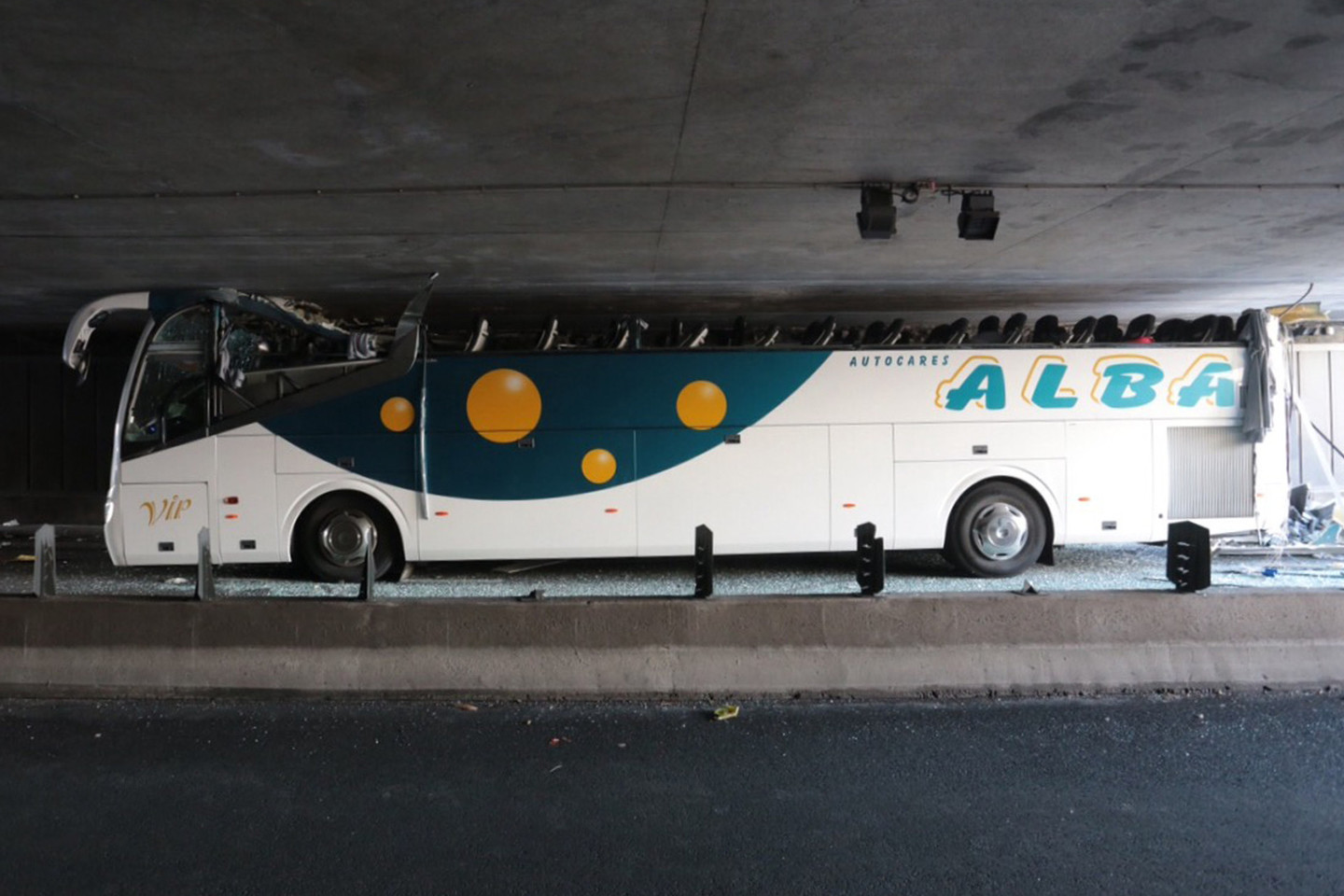 Autobuso vairuotojas mėgino pravažiuoti po tiltu, po kuriuo draudžiamas aukštesnių negu 2,6 metro transporto priemonių eismas.