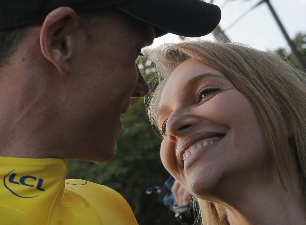 Ch.Froome'as džiaugėsi antruoju „Tour de France“ titulu. Žmona Michelle sveikino čempioną.<br>AP ir AFP/Scanpix nuotr.