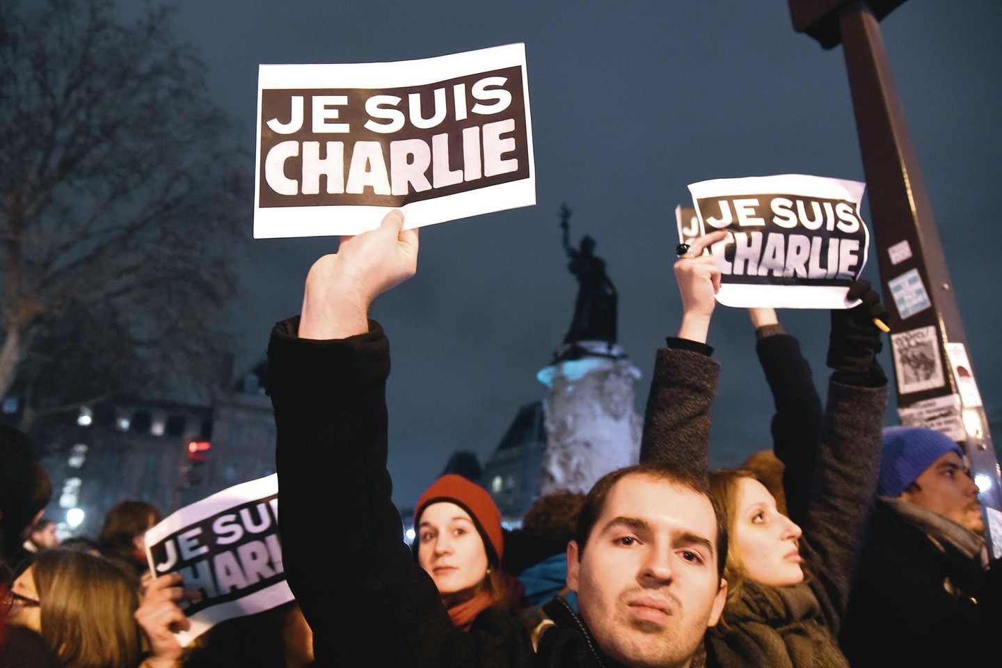 Kai prancūzai šių metų sausį gedėjo šiurpaus išpuolio „Charlie Hebdo“ redakcijoje aukų, dešimtys tūkstančių čečėnų rinkosi Grozne (nuotr. apačioje), kad pasmerktų dailininkus, piešusius musulmonų pranašo Mahometo atvaizdą.<br>AFP/„Scanpix“ nuotr.