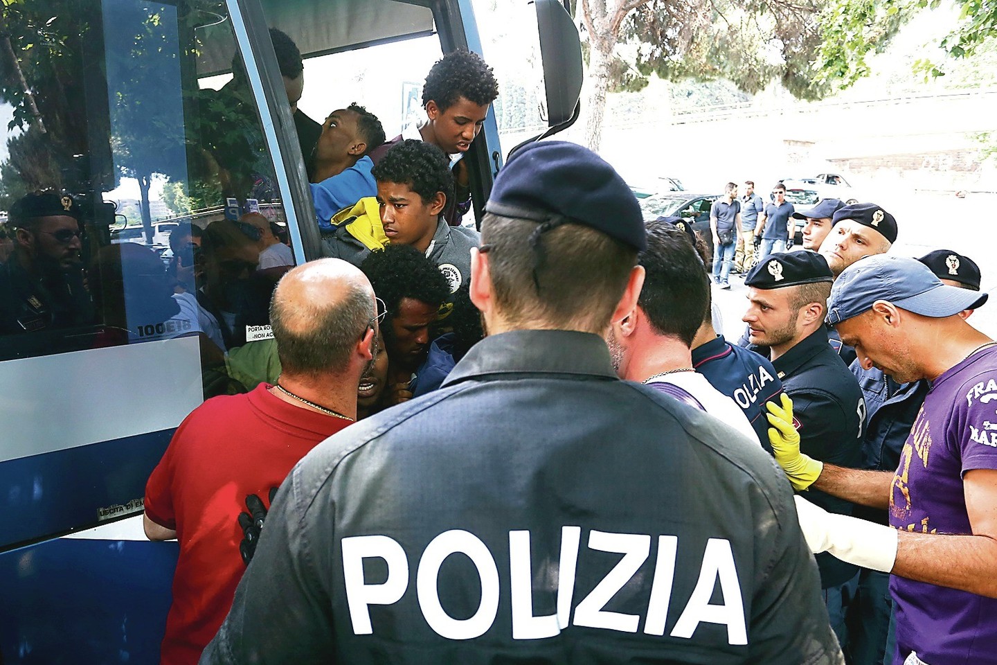 Policija saugojo migrantus nuo įniršusių Romos priemiesčio gyventojų.