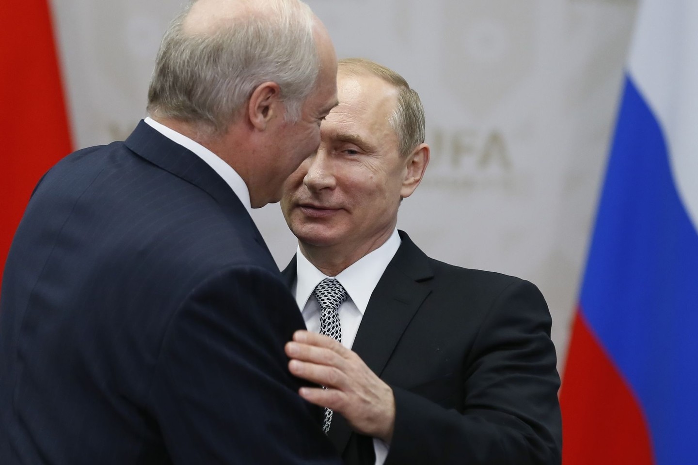 Rusijos prezidentas V.Putinas (dešinėje) pradžiugino Baltarusijos vadovą A.Lukašenką.