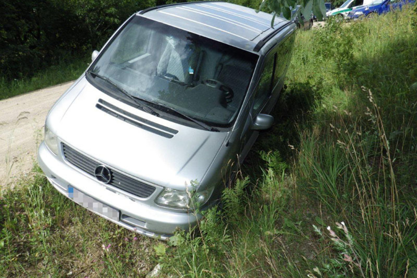 „Mercedes Benz Vito“ nulėkė nuo kelio.