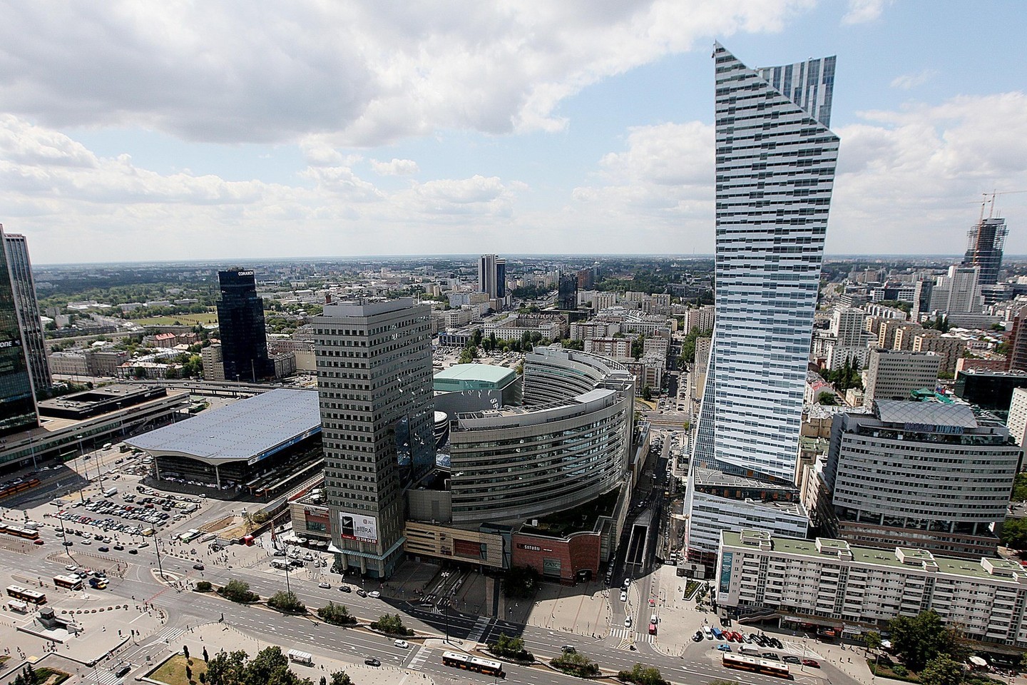 Dideliuose miestuose, tokiuose kaip Varšuva, ekonominis Lenkijos augimas pakeitė ir miesto veidą.<br>AP nuotr.