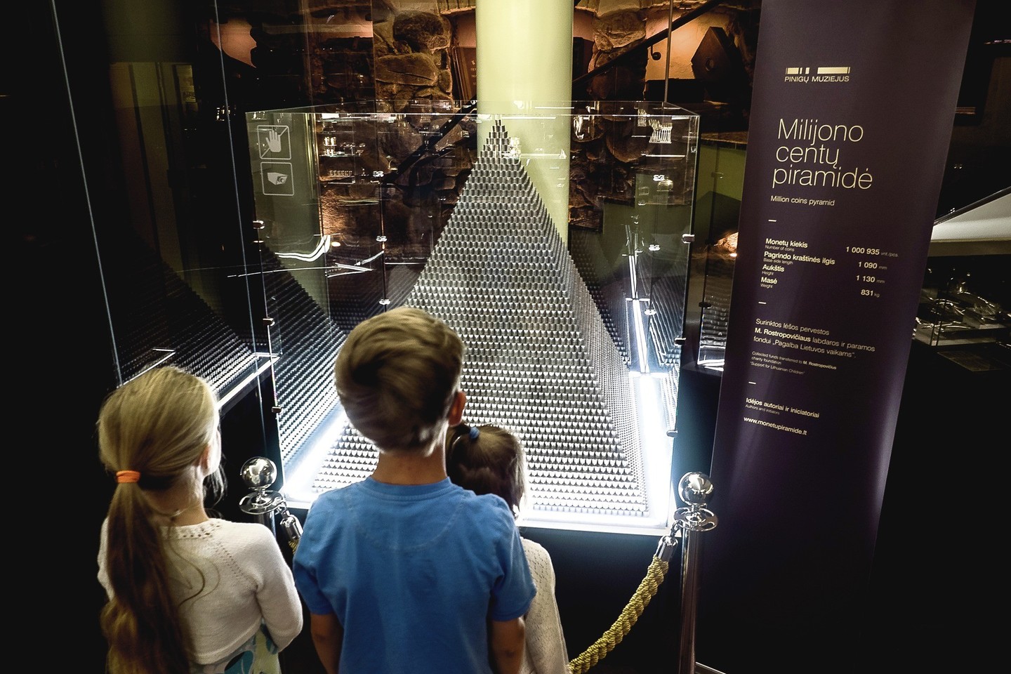 Pinigų muziejuje esanti piramidė iš daugiau kaip milijono centų yra rekordinė.