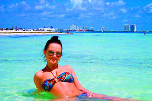 Šokėja Sandra Kniazevičiūtė bikinių kolekciją papildo užsienyje