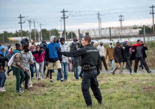 Tūkstančiai migrantų per „Eurotunnel“ tikisi pasiekti Jungtinę Karalystę.<br>„AFP/Scanpix“ nuotr.