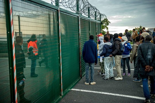 Tūkstančiai migrantų per „Eurotunnel“ tikisi pasiekti Jungtinę Karalystę.<br>„AFP/Scanpix“ nuotr.