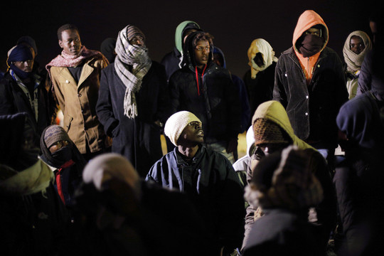 Tūkstančiai migrantų per „Eurotunnel“ tikisi pasiekti Jungtinę Karalystę.<br>AP nuotr.