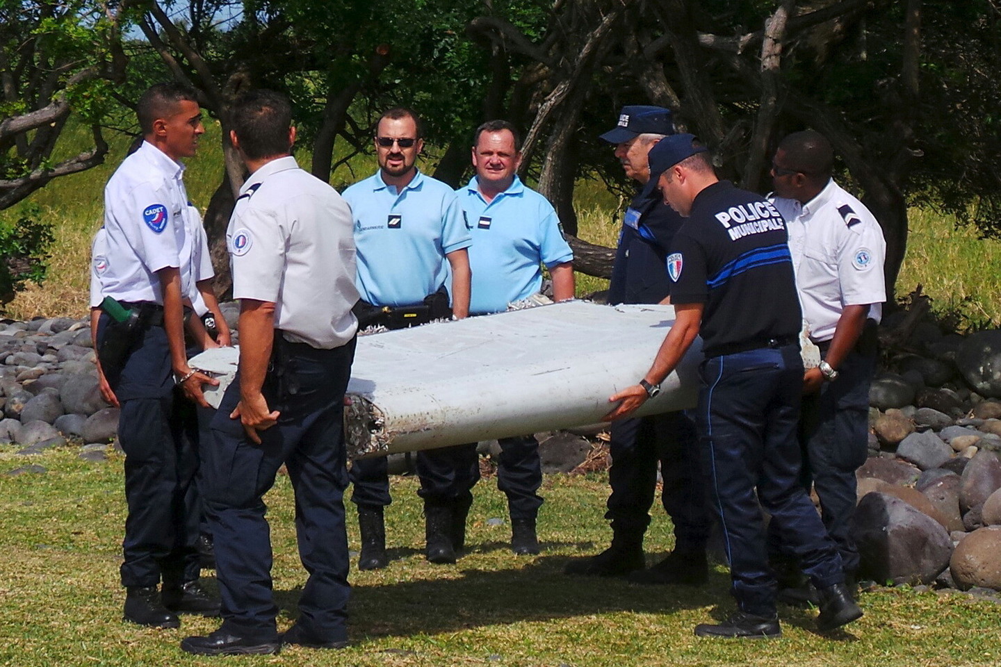 Tyrėjai mėgins išsiaiškinti, ar surasta nuolauža iš tiesų priklauso skrydžio MH370 orlaiviui.