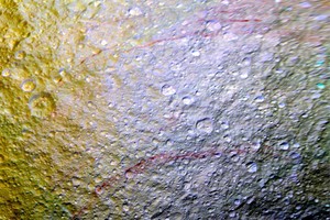 Nauja mįslė: Saturno mėnulio ledu driekiasi „kraujosruvos“