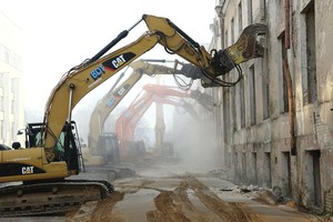 Pastatų griovėjai dirba ir už eurą, bet plytas susišluoja sau