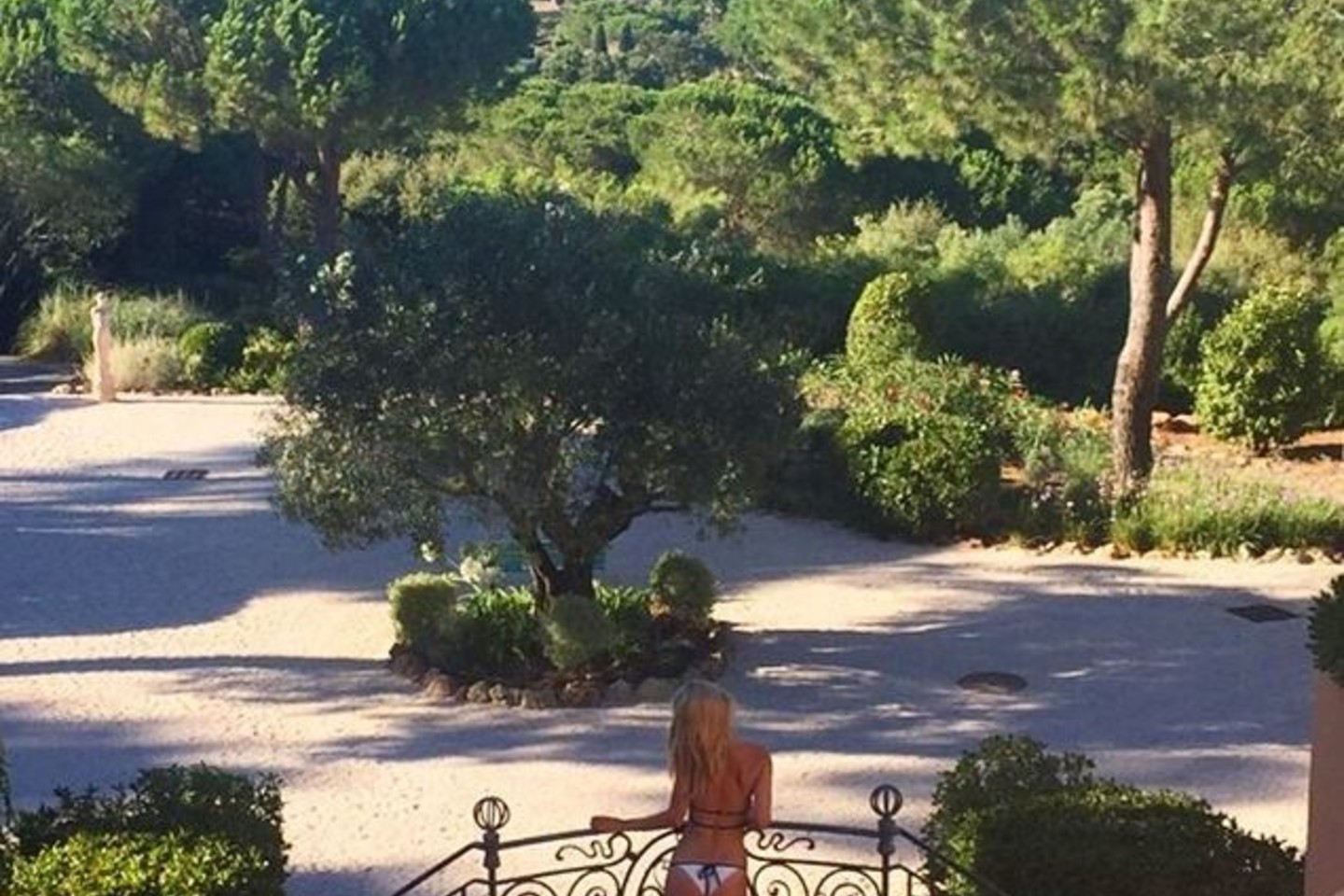 Kimberley Garner savo bikinių liniją nusprendė pareklamuoti ir per atostogas.<br>„Instagram“ nuotr.
