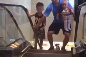 Kinai eskalatoriais ėmė važinėti keisčiausiais būdais