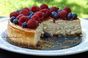 Dieviškai skanus sūrio tortas su miško uogomis