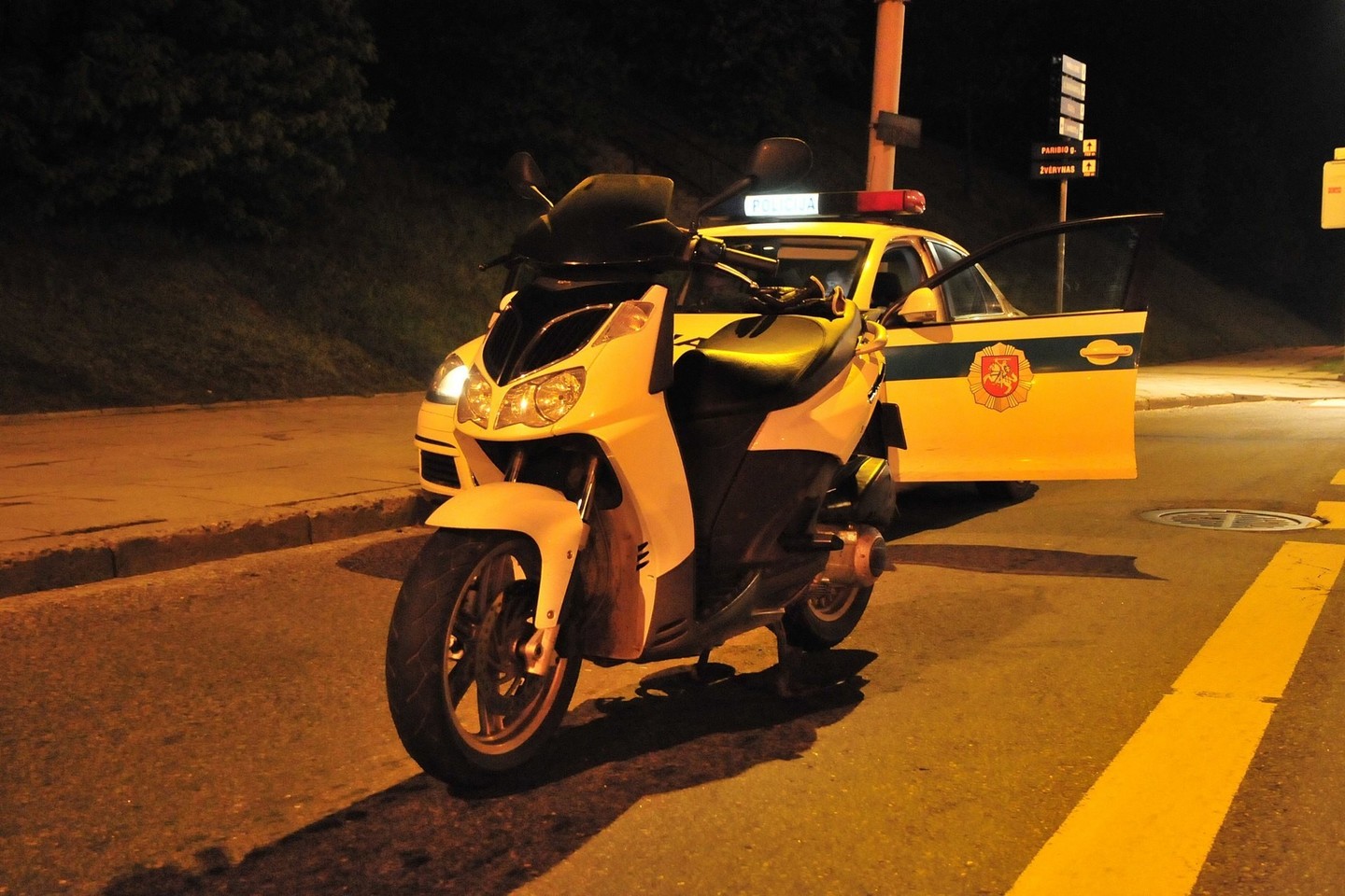 Susidūrus lengvajam automobiliui ir mopedui sužeistas mopedu važiavęs septyniolikmetis.