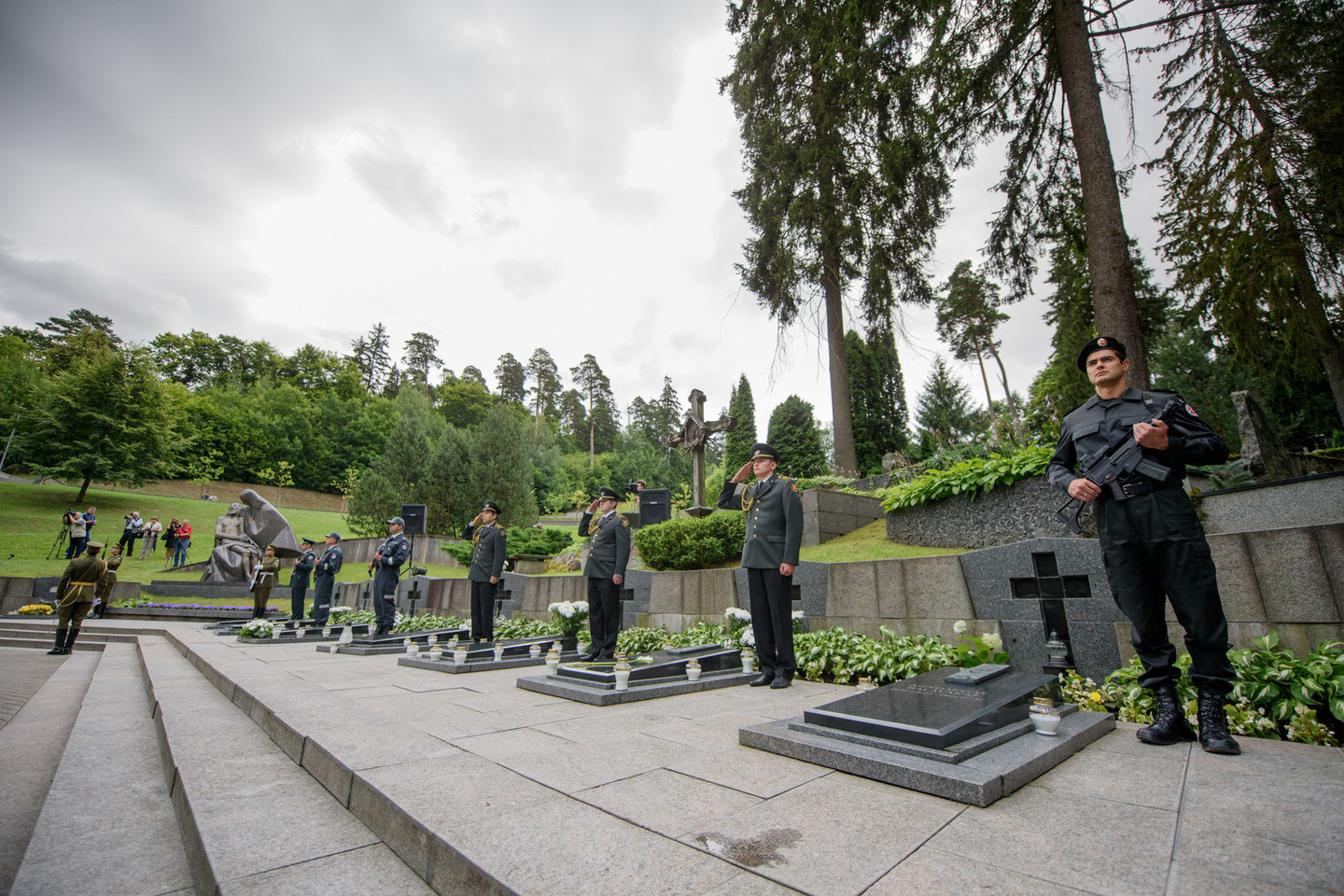 Antakalnio kapinėse buvo padėtos gėlės ant žuvusiųjų kapų.<br>D.Umbraso nuotr.