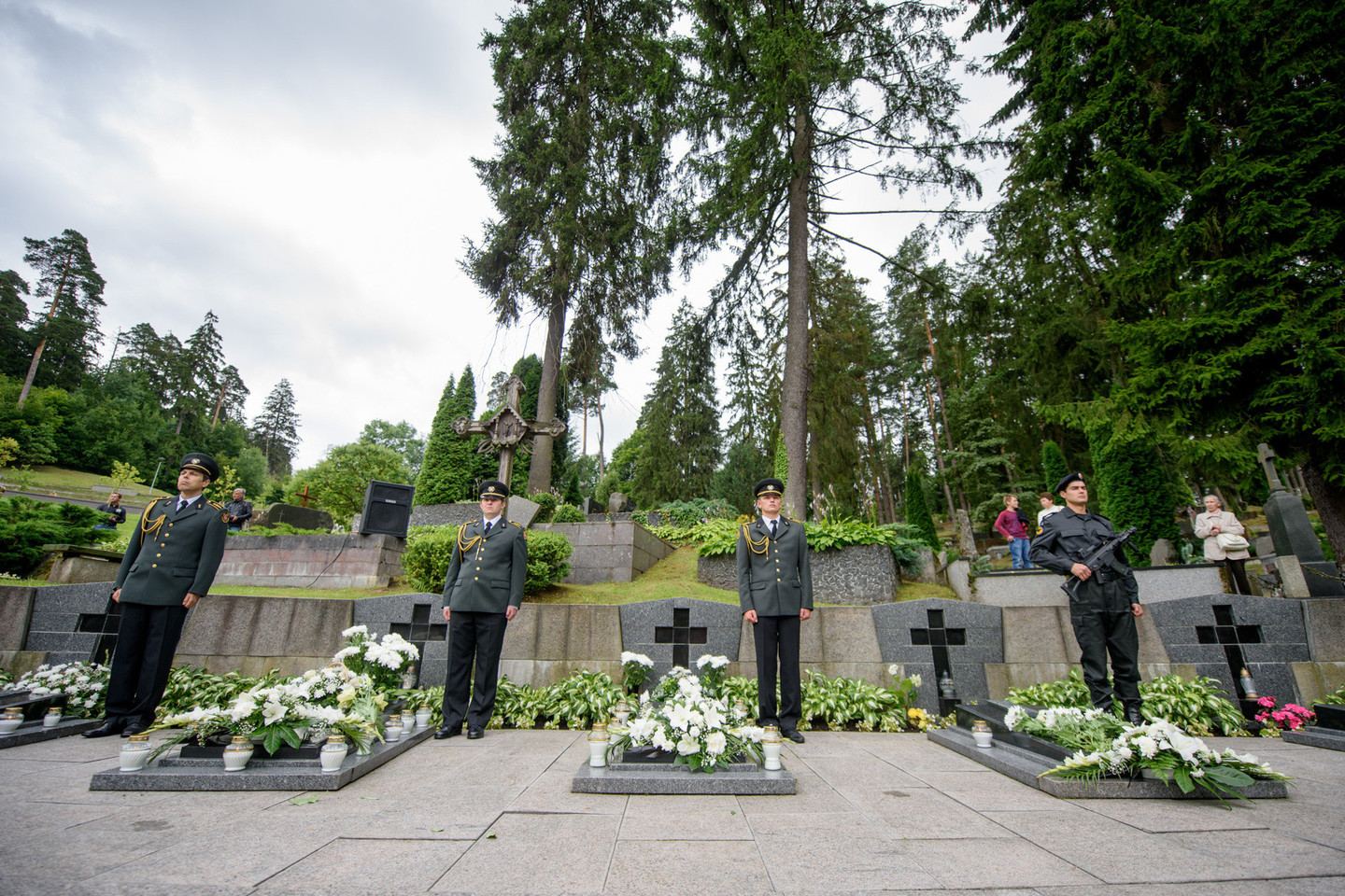 Antakalnio kapinėse buvo padėtos gėlės ant žuvusiųjų kapų.<br>D.Umbraso nuotr.