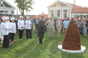 Pakruojo alaus šventėje iškilo įspūdinga keptos duonos piramidė