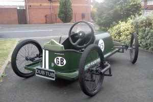 Auksarankis pasigamino automobilį iš senos vonios