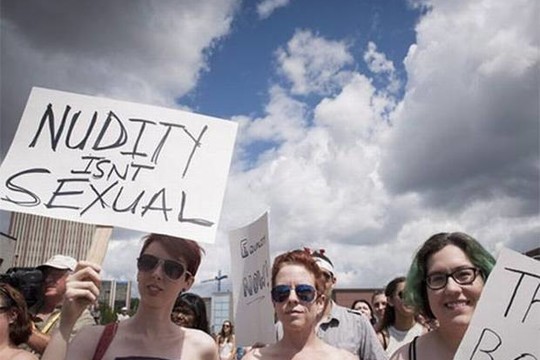 Protestuojančios kanadietės: „Tai krūtys, ne bombos – nurimkit“