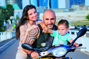 Kol Sezzy šėlioja naktiniame klube, jo žmona prižiūri vaikus