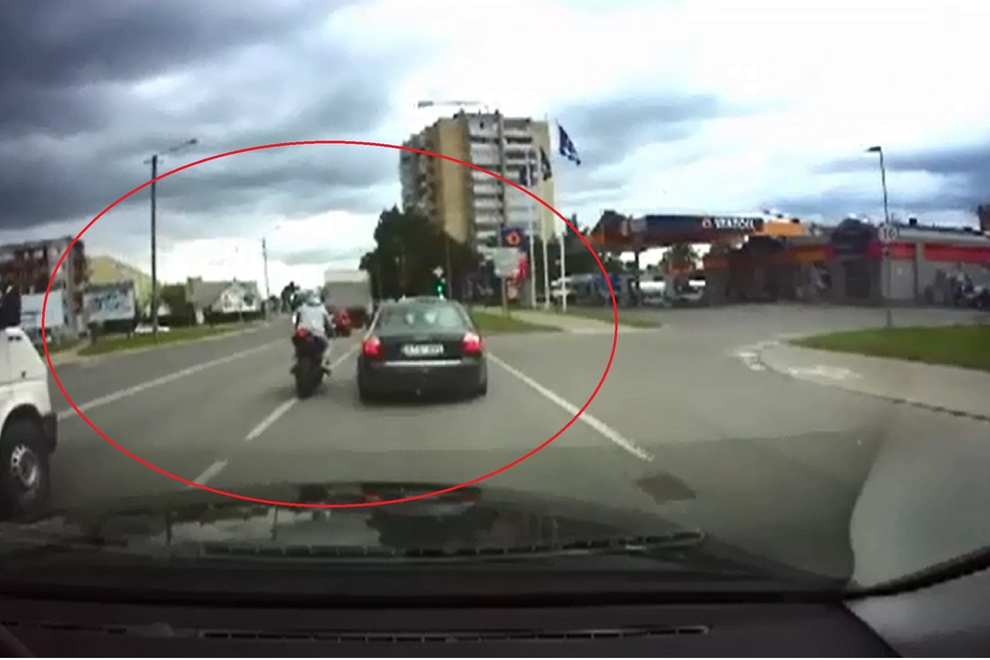Motociklininkas lėkė ant vieno rato ir bandė pasprukti nuo pareigūnų.