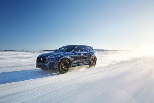 „Jaguar F-Pace“ ištvėrė ir Švedijos šaltį, ir Dubajaus karštį