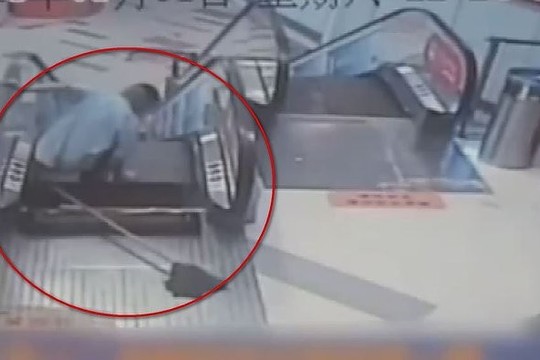 Gąsdinantys įvykiai: Kinijoje eskalatorius sutraiškė vyro koją