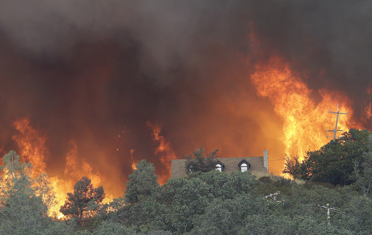 Gaisrai išdegino didžiulius žemės plotus.<br>AP nuotr.