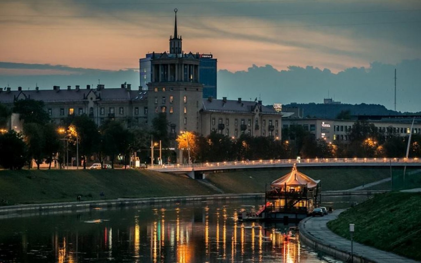 Į barą-restoraną „BAR‘ža“ ant vandens Vilniuje susirinko režisieriai, prodiuseriai, aktoriai, operatoriai, dailininkai, grimo meistrai.