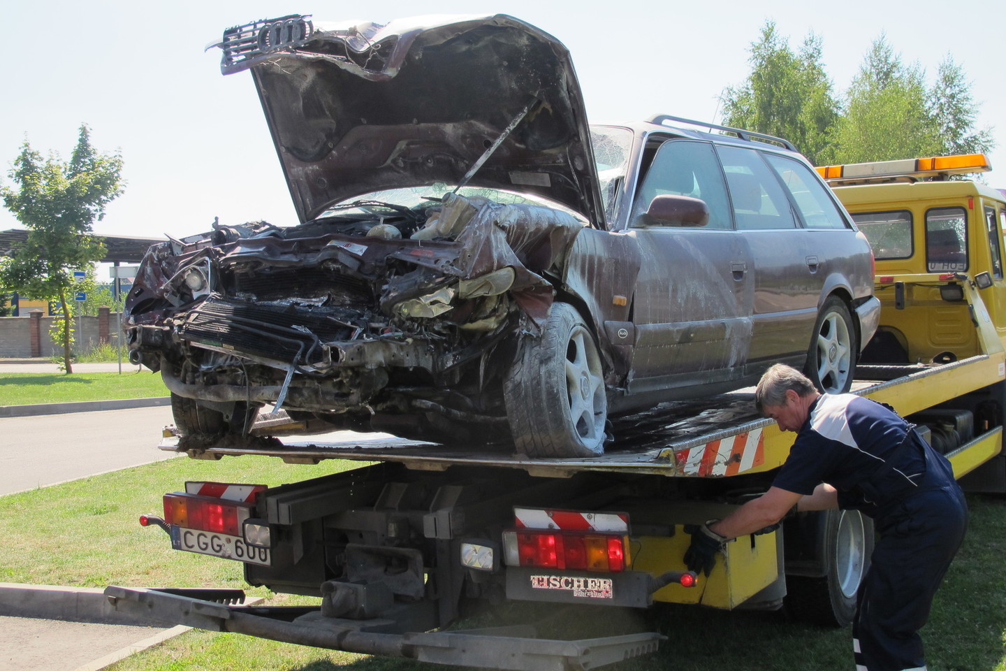 Vairuotojas spruko nuo policijos, nesuvaldė automobilio ir rėžėsi į degalinę.
