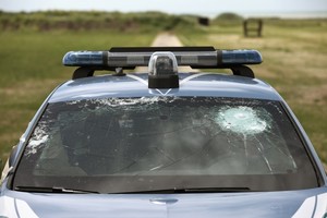 Policijos automobiliai sulaukė kulkų ir akmenų lietaus