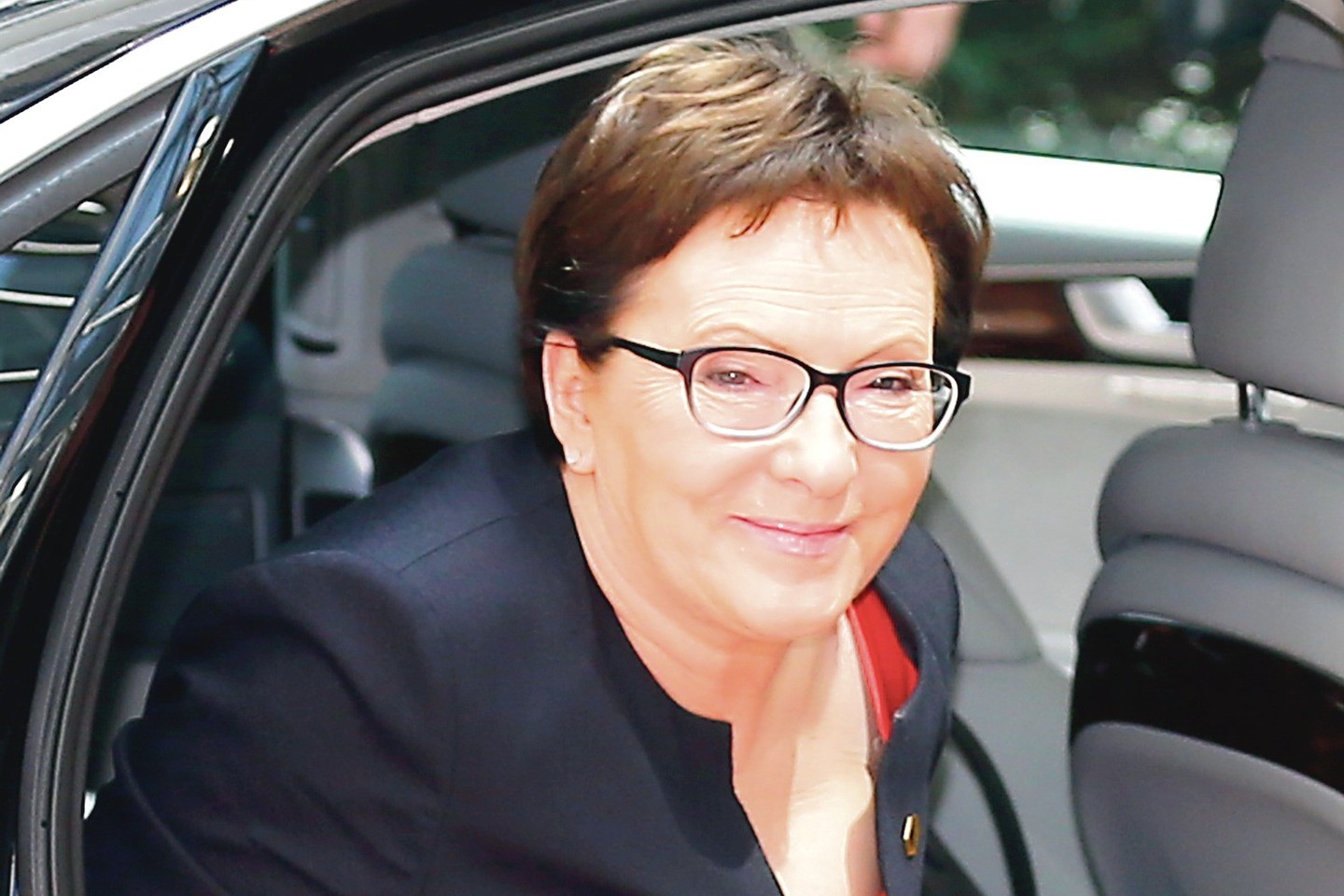 E.Kopacz vasarą kukliai keliauja po Lenkiją traukiniu, bet paaiškėjo, kad atgal į Varšuvą premjerę visada parveža limuzinas.