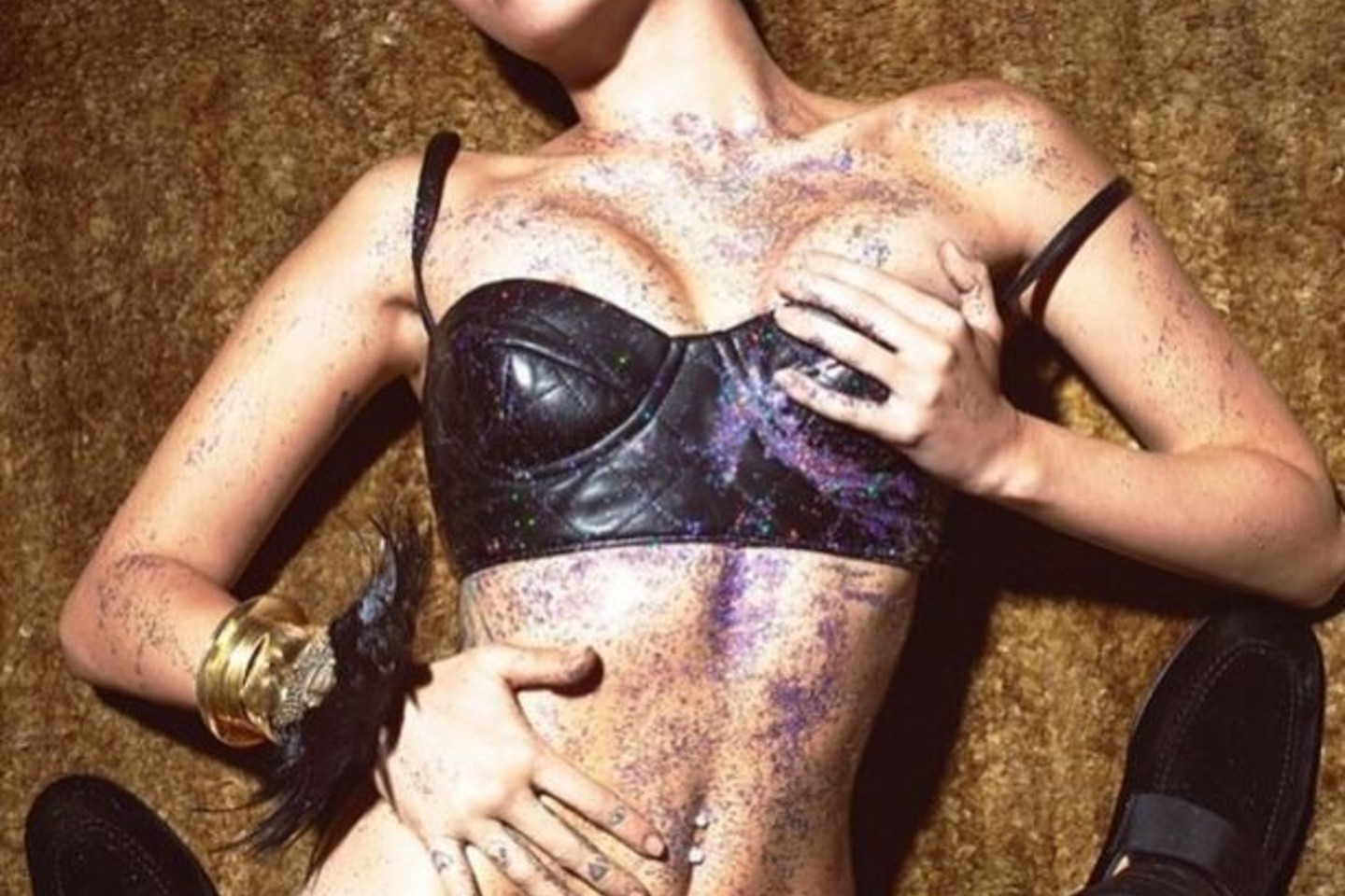 Miley Cyrus pasidalijo itin erotiškais kadrais.<br>M.Alaso ir M.Piggoto nuotr.