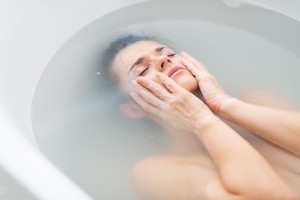 Mergina prakaitavo taip gausiai, jog net metė darbą