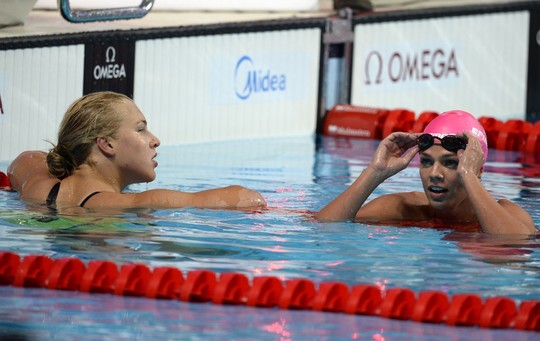 R.Meilutytė pirmavo, bet po posūkio J.Jefimova (dešinėje) ją pasivijo ir nugvelbė auksą.<br>AFP/Scanpix nuotr.